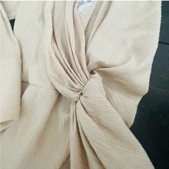 Chantilly lace asymmetrical one sleeve satin effect crinkled camisole - Picture 8 of 9